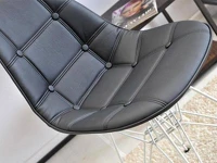 Nowoczesne krzesło tapicerowane MPC ROD TAP czarne - aranżacja.