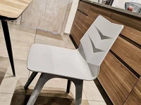 Designerskie krzesło kuchenne HOYA SZARE z tworzywa - tłoczenia w oparciu