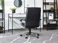 Fotel biurowy skórzany DRAG czarny - tył w aranżacji z regałami BERG i biurkiem UNIF