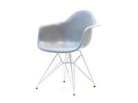 Krzesło z tworzywa z podłokietnikami MPA ROD szare z białą podstawą.