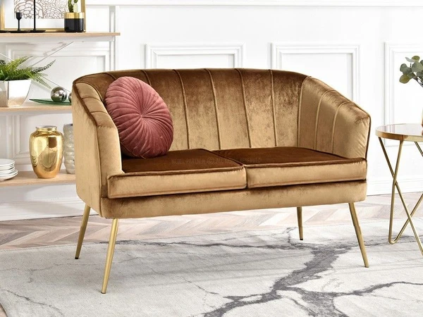 Dwuosobowa sofa glamour ESTEL ZŁOTA tapicerowana welurem - w aranżacji z regałem AXEL i solikiem AMIN