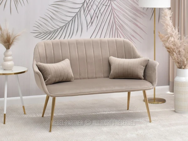 Beżowa sofa dwuosobowa do poczekalni glamour OSMA - w aranżacji ze stolikiem kawowym ZOE XL